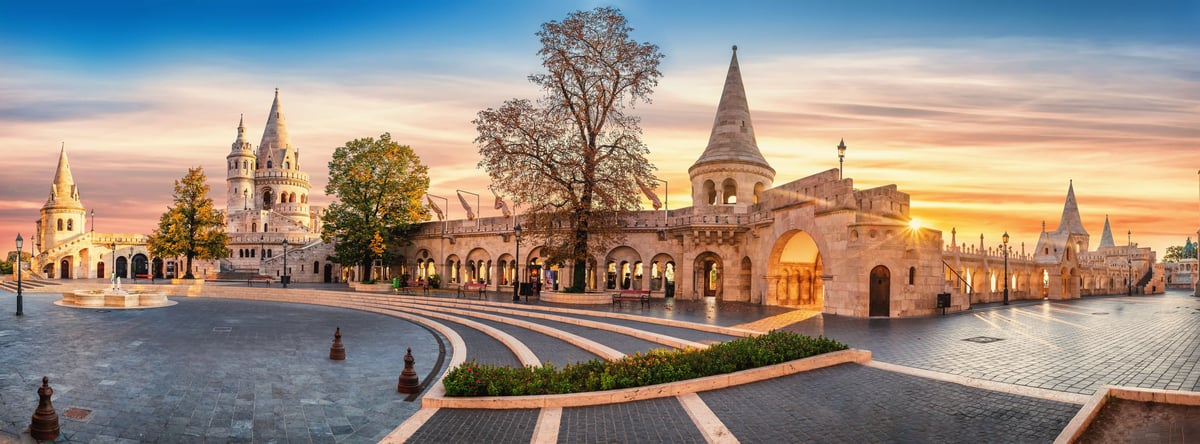 Vue panoramique du bastion des Pêcheurs à Budapest avec tours arcades et place dégagée à la lumière du soir