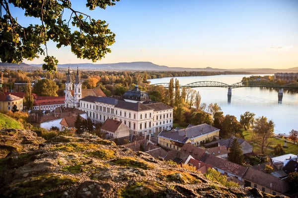 Blick auf die Altstadt von Esztergom mit Basilika historischen Gebäuden und der Donau in herbstlicher Landschaft
