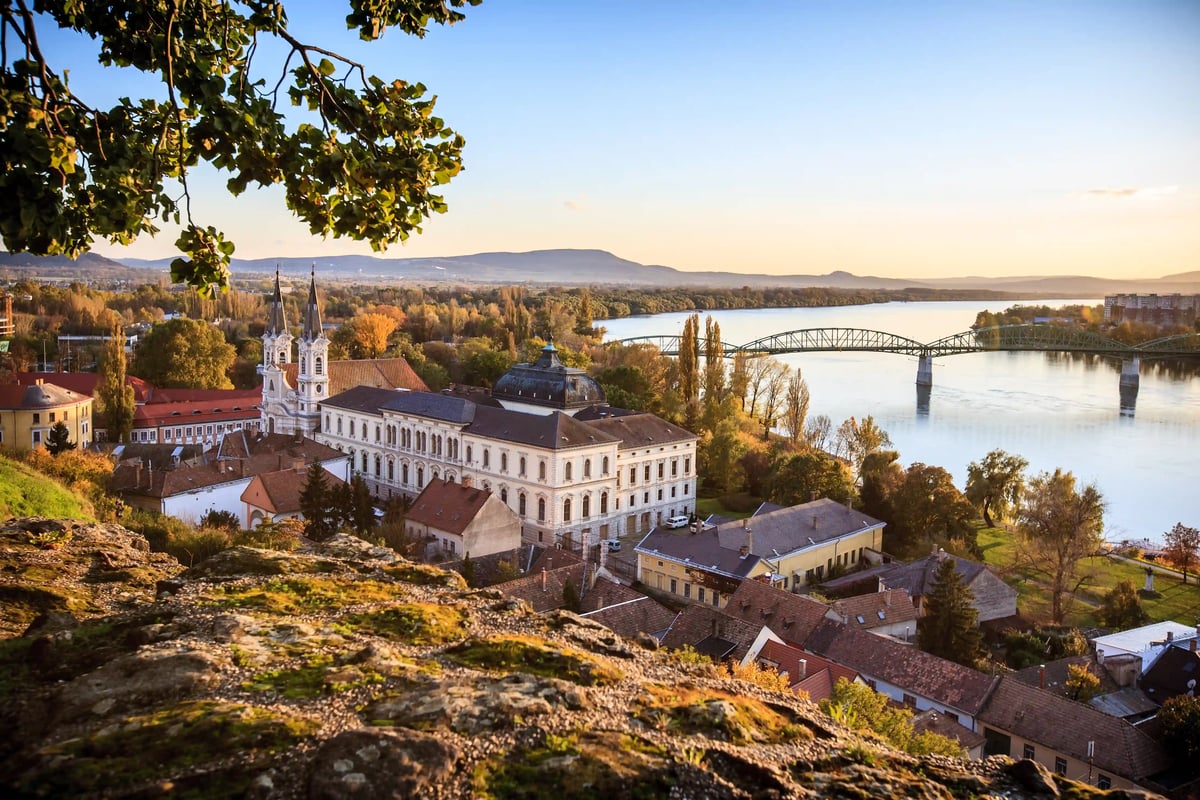Vue sur la vieille ville d Esztergom avec la basilique des bâtiments historiques et le Danube dans un paysage automnal
