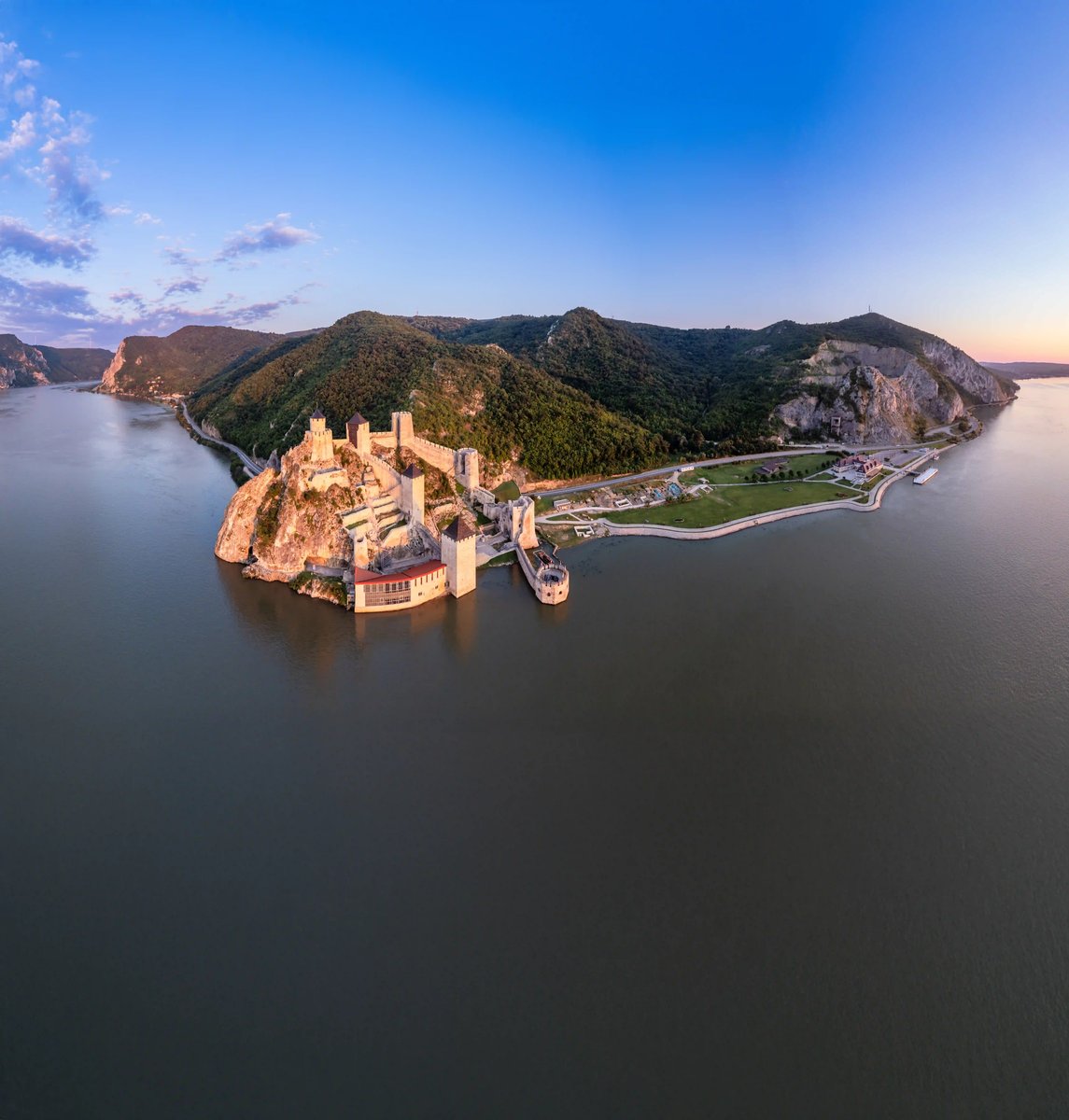 Luftblick auf die Festung Golubac mit Türmen an der Donau und bewaldeten Hügeln