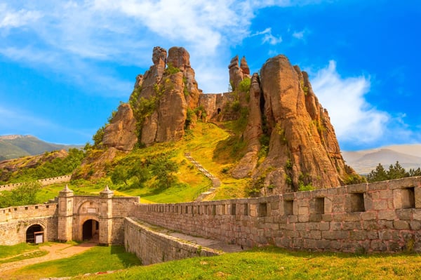 Felsenlandschaft bei Belogradtschik mit Festungsmauern und steilem Aufgang unter blauem Himmel