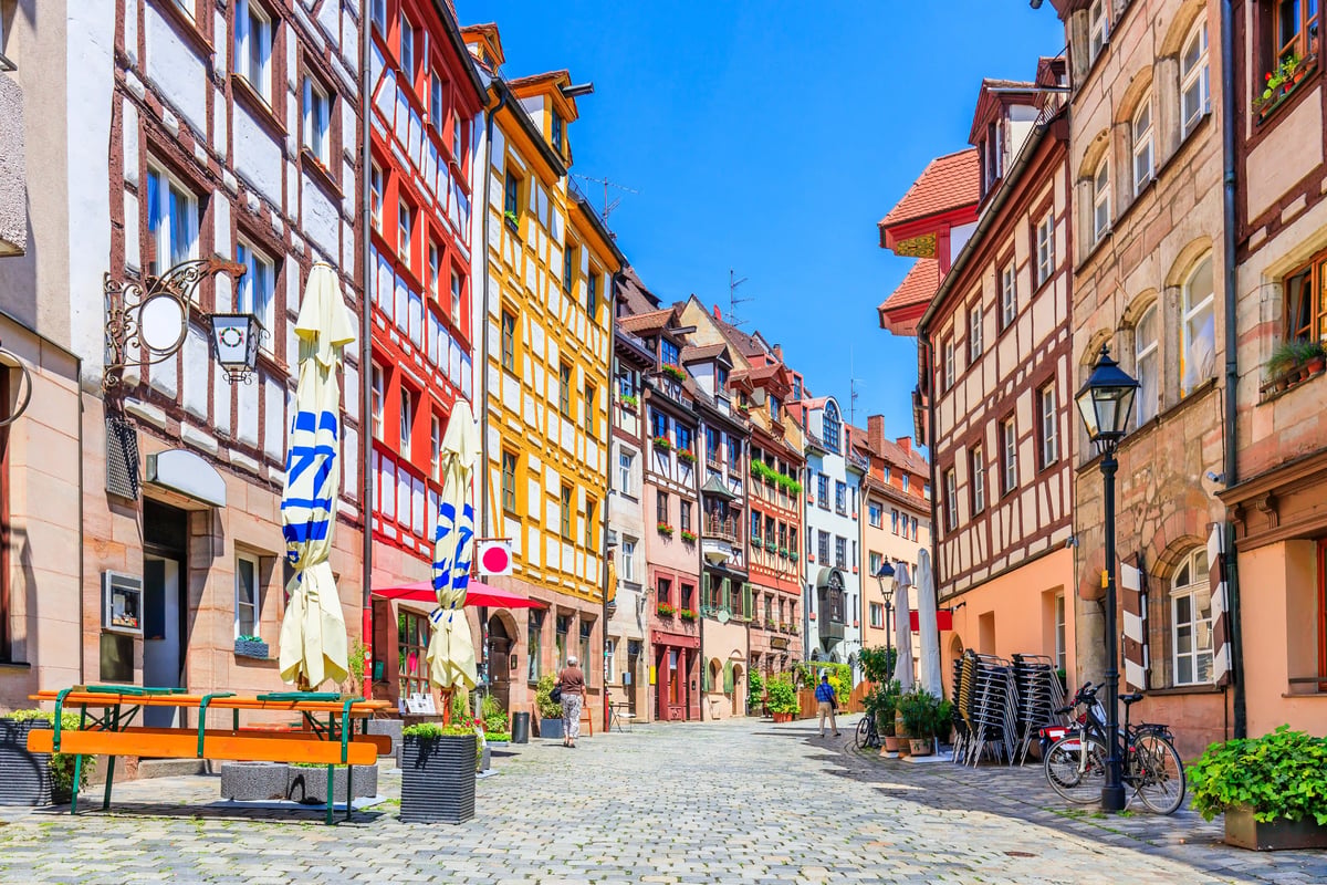Historische Altstadt mit farbigen Fachwerkhaeusern und gepflasterter Gasse in Nürnberg.