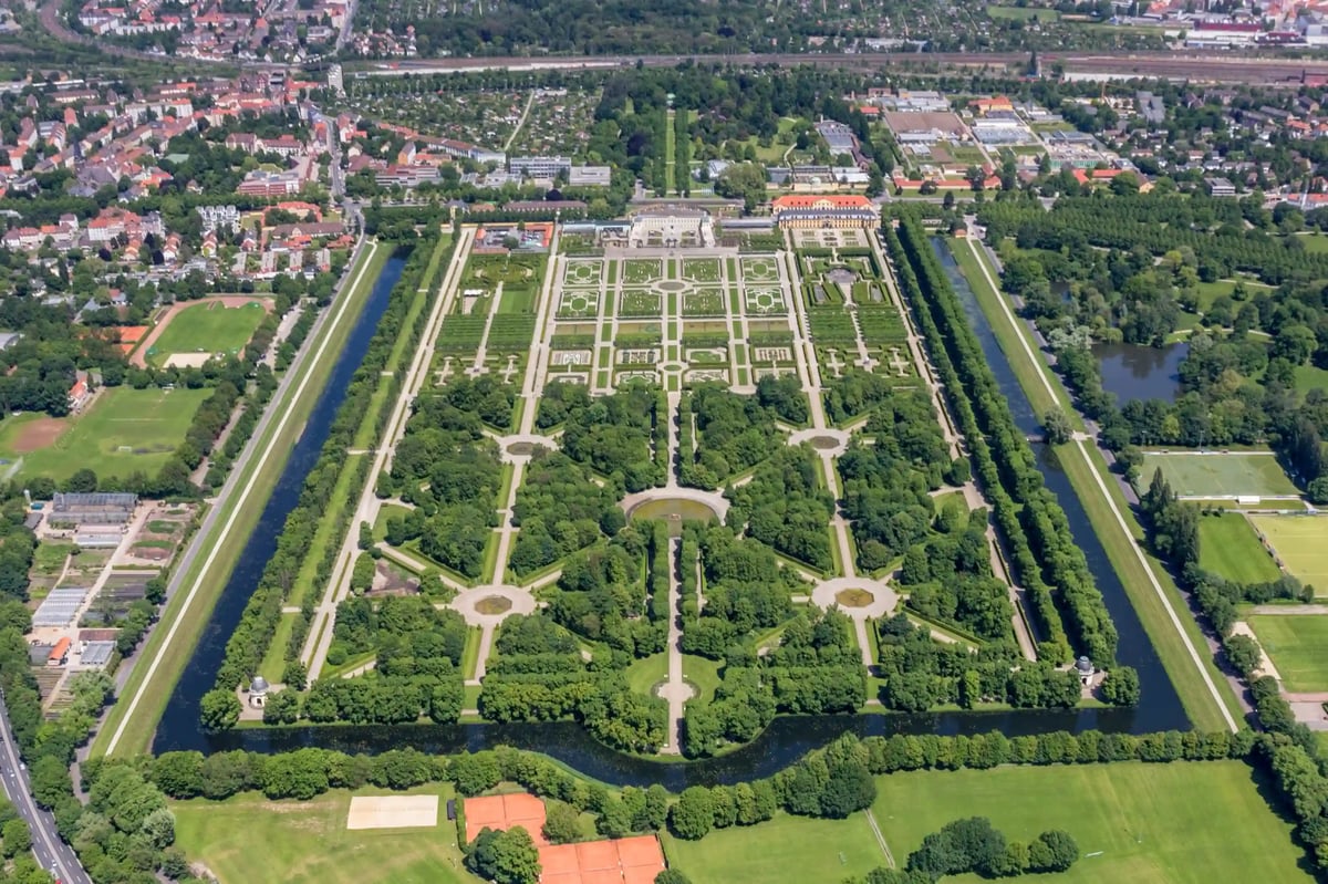 Luftaufnahme der Herrenhäuser Gaerten in Hannover mit symmetrischen Parkanlagen und Wasserkanälen