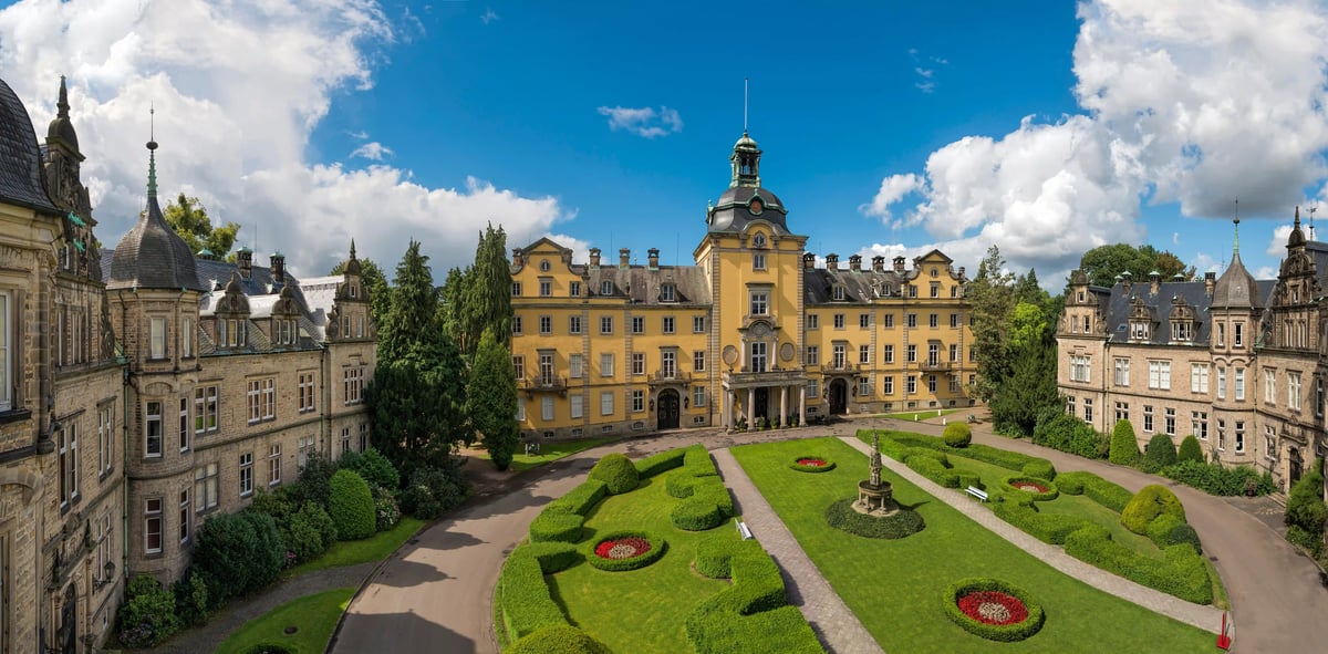 Innenhof von Schloss Bückeburg mit gepflegten Gartenanlagen und historischer Architektur