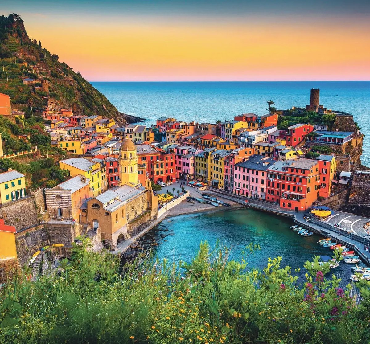 Farbenfrohe Häuser von Vernazza in den Cinque Terre an der italienischen Küste.