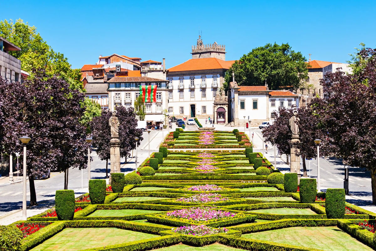 Die historischen Gärten von Guimarães führen zum Altstadtzentrum und unterstreichen den besonderen Charme der Wiege Portugals