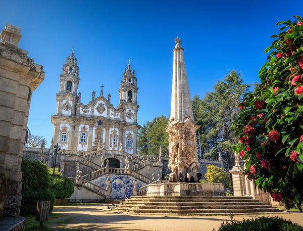 Barocke Wallfahrtskirche in Lamego mit Treppenanlage, Obelisk und dekorativer Fassade bei Sonnenschein