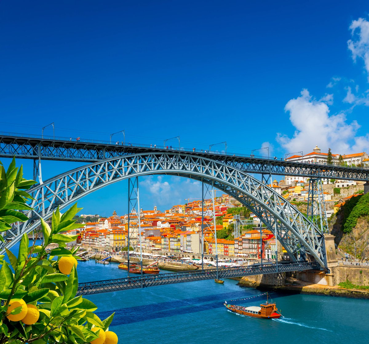 Vue sur Porto avec vieille ville historique, pont Dom Luís, bateau sur le Douro et maisons colorées