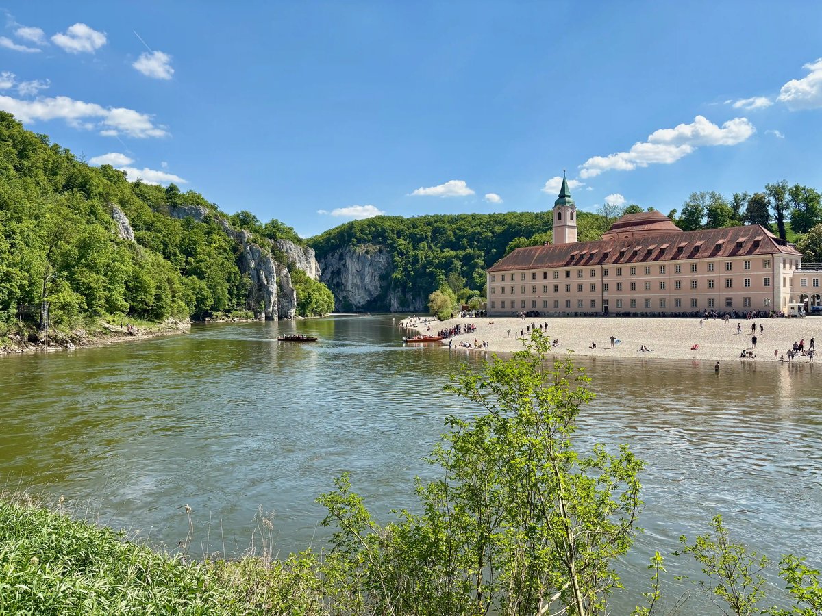 Der Donaudurchbruch bei Weltenburg beeindruckt mit spektakulären Kalksteinfelsen und dem historischen Kloster Weltenburg am Ufer der Donau