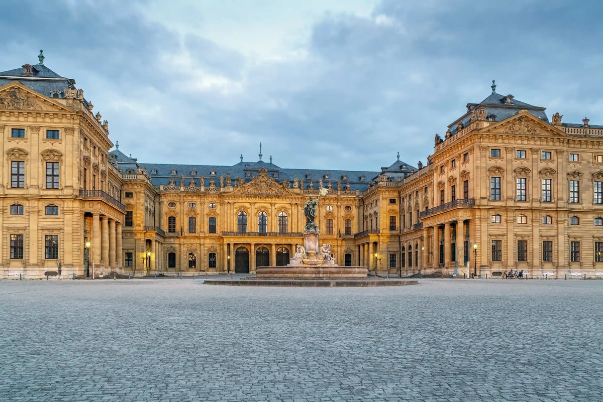 Würzburger Residenz mit barocker Fassade und großem Innenhof