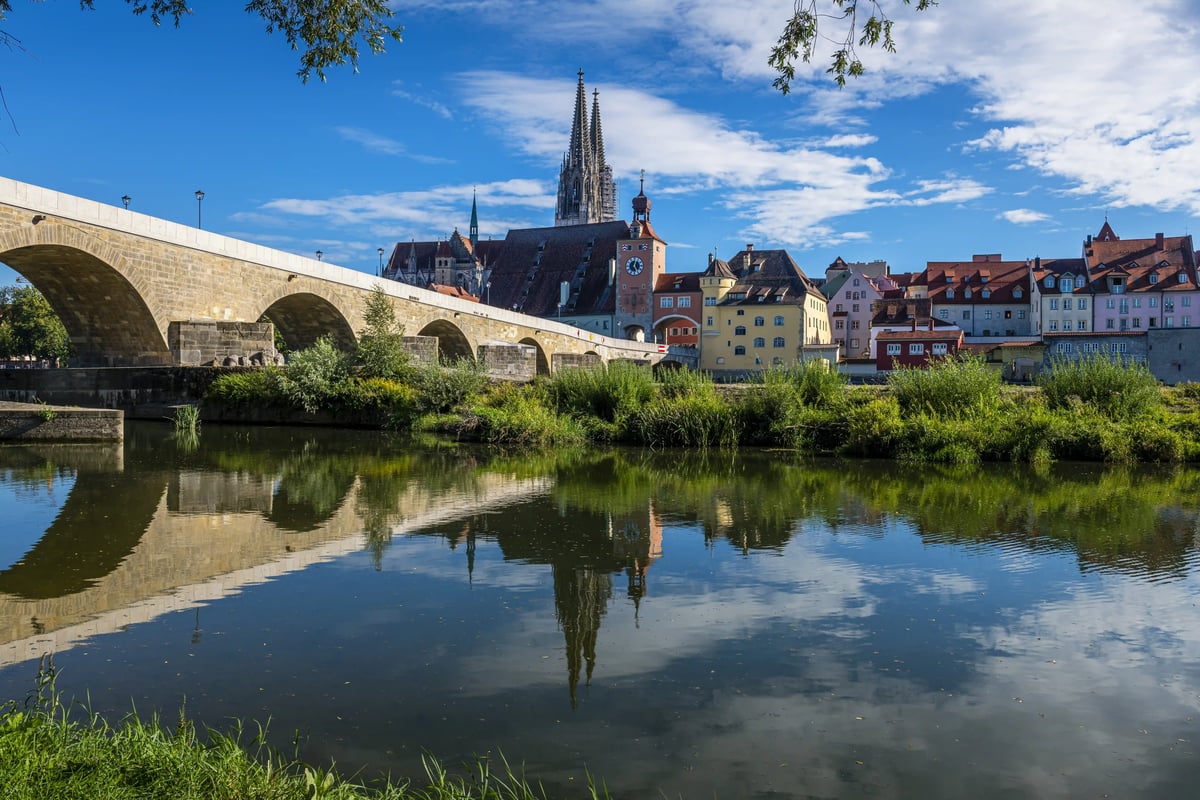 Vue de Ratisbonne sur le Danube avec le pont de pierre historique, les maisons colorées de la vieille ville et les flèches de la cathédrale Saint-Pierre