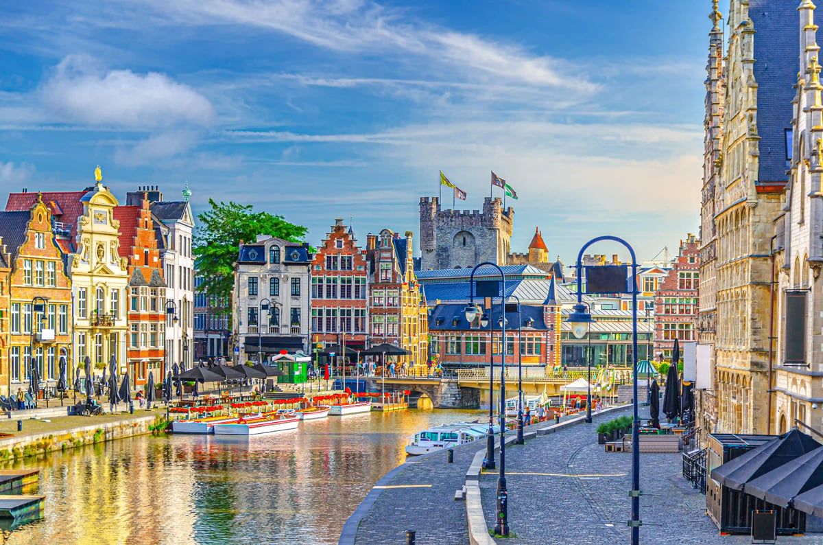 Vieille ville de Gand avec canal et architecture médiévale