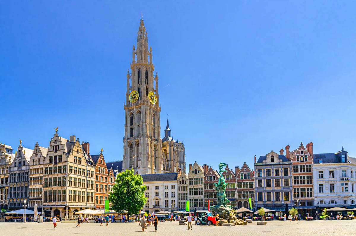 Grand-Place d’Anvers avec la cathédrale Notre-Dame et ses maisons historiques