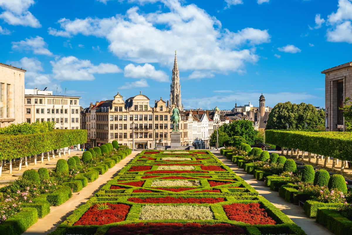 Vue sur les jardins aménagés du Mont des Arts à Bruxelles avec la tour de l’Hôtel de Ville en arrière-plan