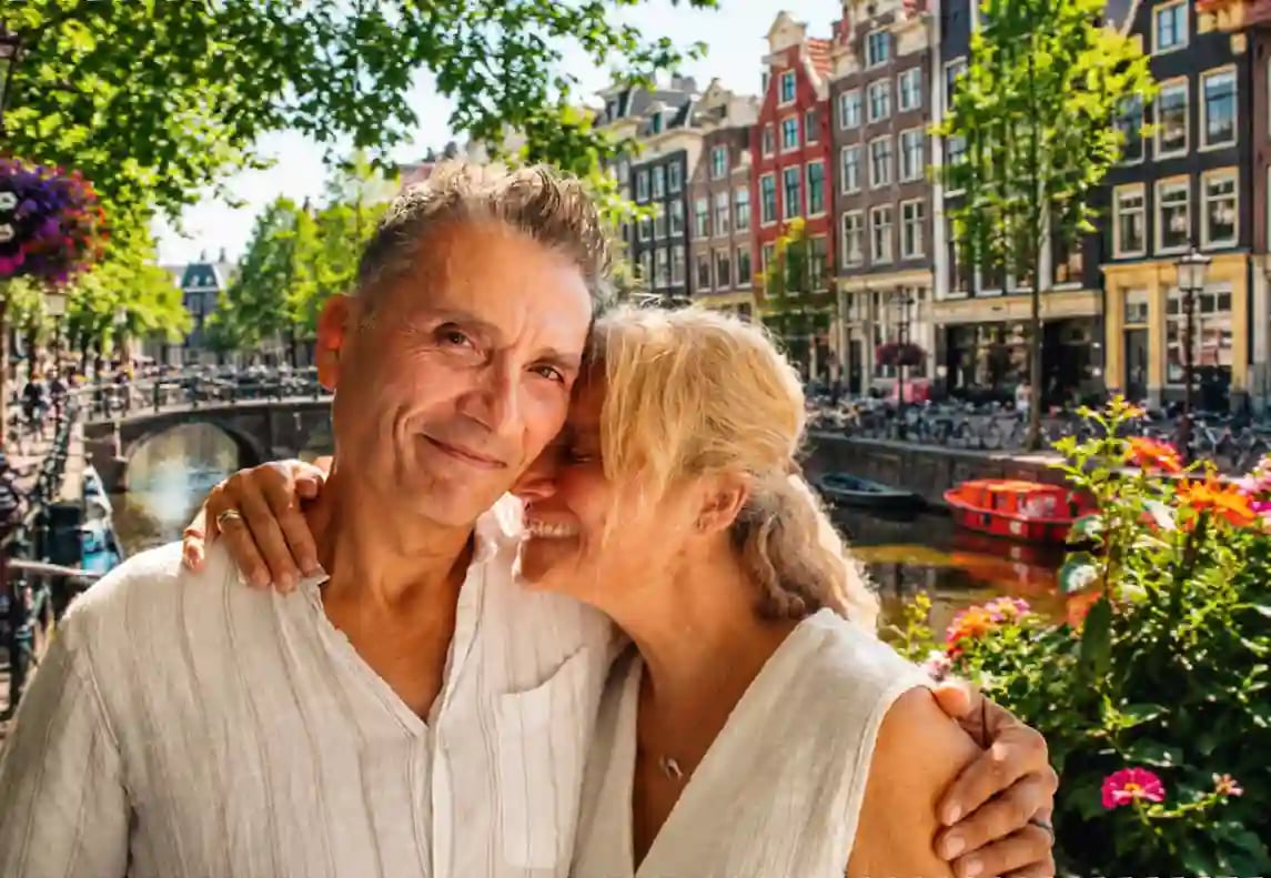 Couple profitant d’un moment romantique le long d’un canal d’Amsterdam