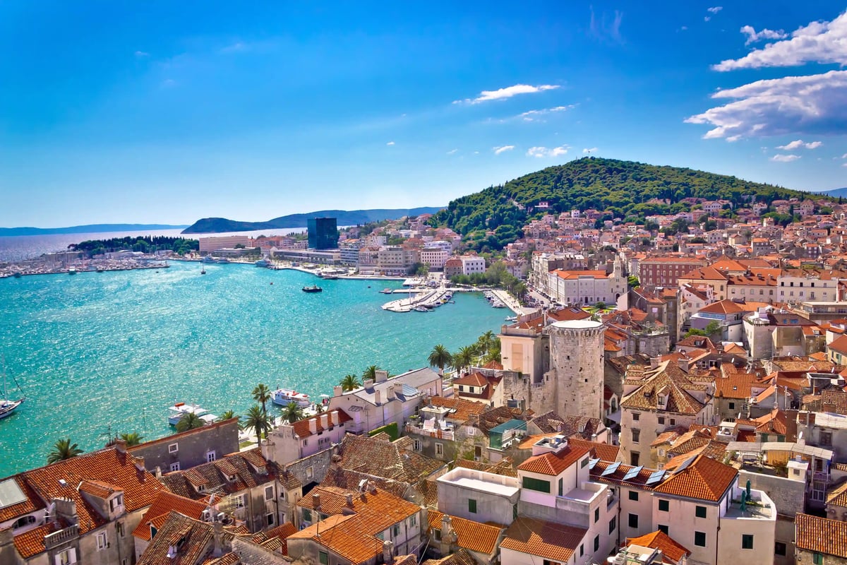 Dächern und der Adriaküste. Vue panoramique de Split avec son port, sa vieille ville, ses toits rouges et la côte adriatique.