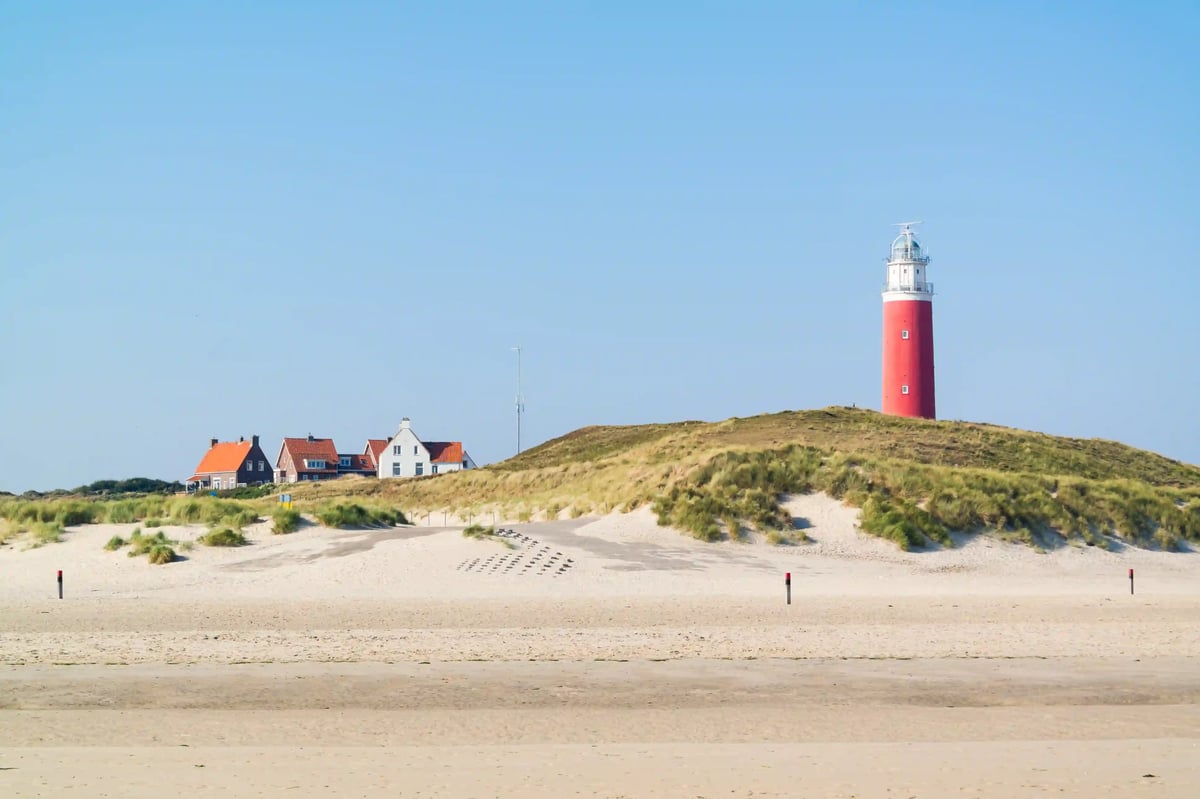 L’île de Texel charme par ses vastes plages de sable, ses dunes ondulantes et son emblématique phare rouge situé au nord de l’île