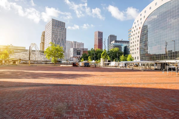 Grande place à Rotterdam avec une architecture moderne et un environnement urbain