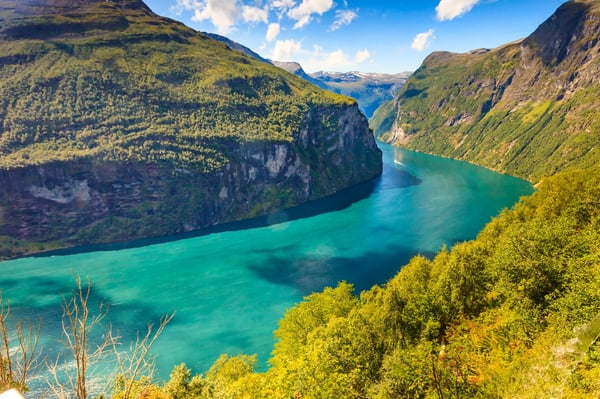 Blick auf den Geirangerfjord mit türkisfarbenem Wasser und steilen Berghängen