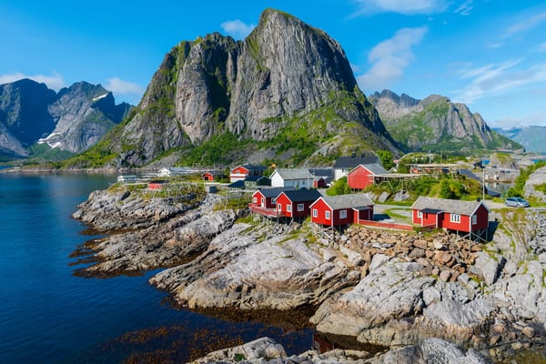 Rote Fischerhäuser auf Felsen an der Küste der Lofoten