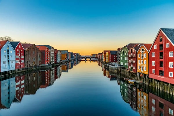 Bunte Speicherhäuser in Trondheim spiegeln sich im Wasser