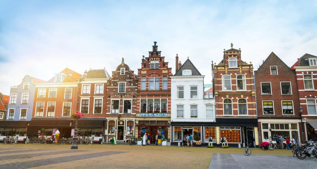 Maisons historiques bordant la place du marché de Delft