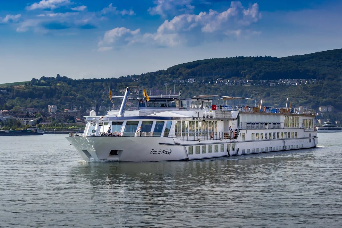 Flusskreuzfahrtschiff Dutch Melody auf einem niederländischen Wasserweg