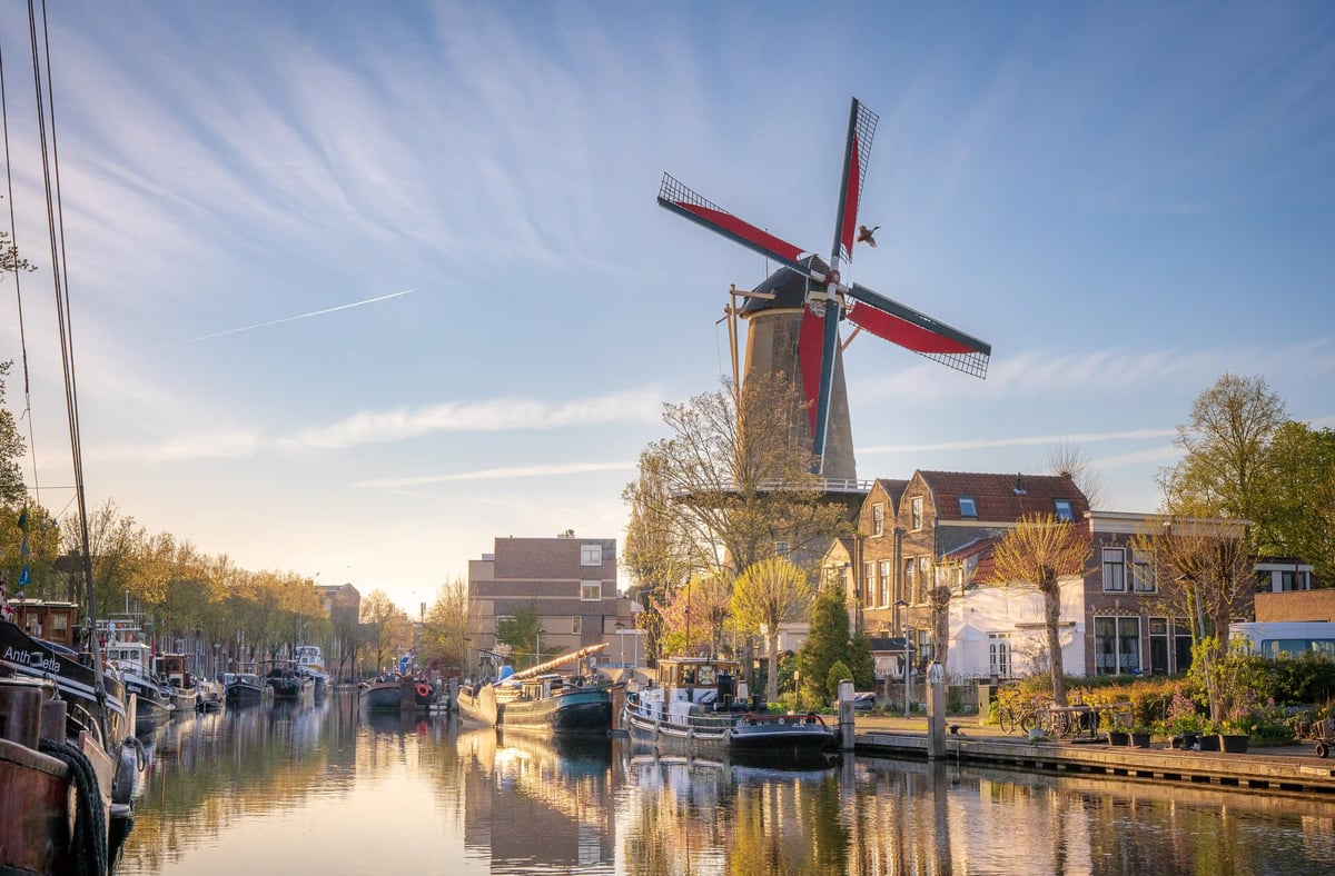 Moulin à vent au bord d’un canal dans la ville de Gouda