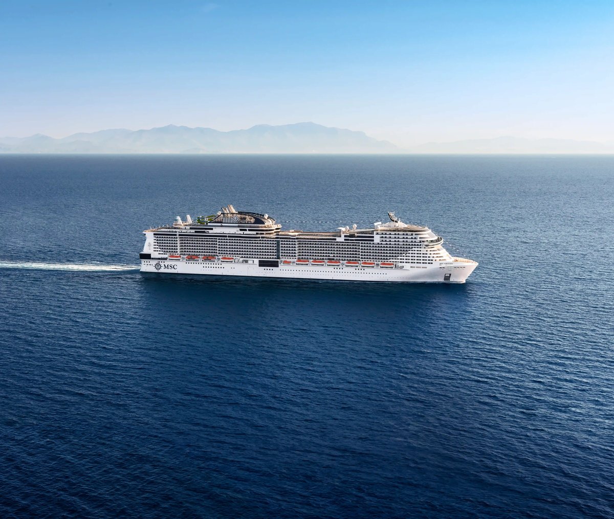 Kreuzfahrtschiff MSC Virtuosa fährt auf offener See bei klarem Himmel