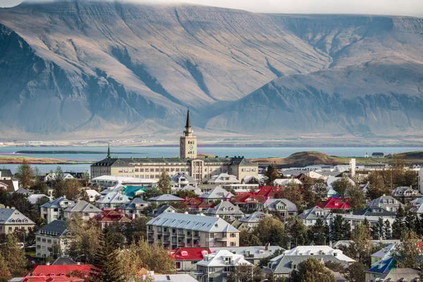Blick über Reykjavik mit Hallgrímskirkja und Bergen im Hintergrund