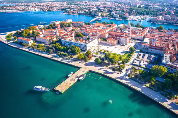 Luftaufnahme der Altstadt von Zadar mit Halbinsel, historischen Gebäuden und türkisfarbenem Meer.