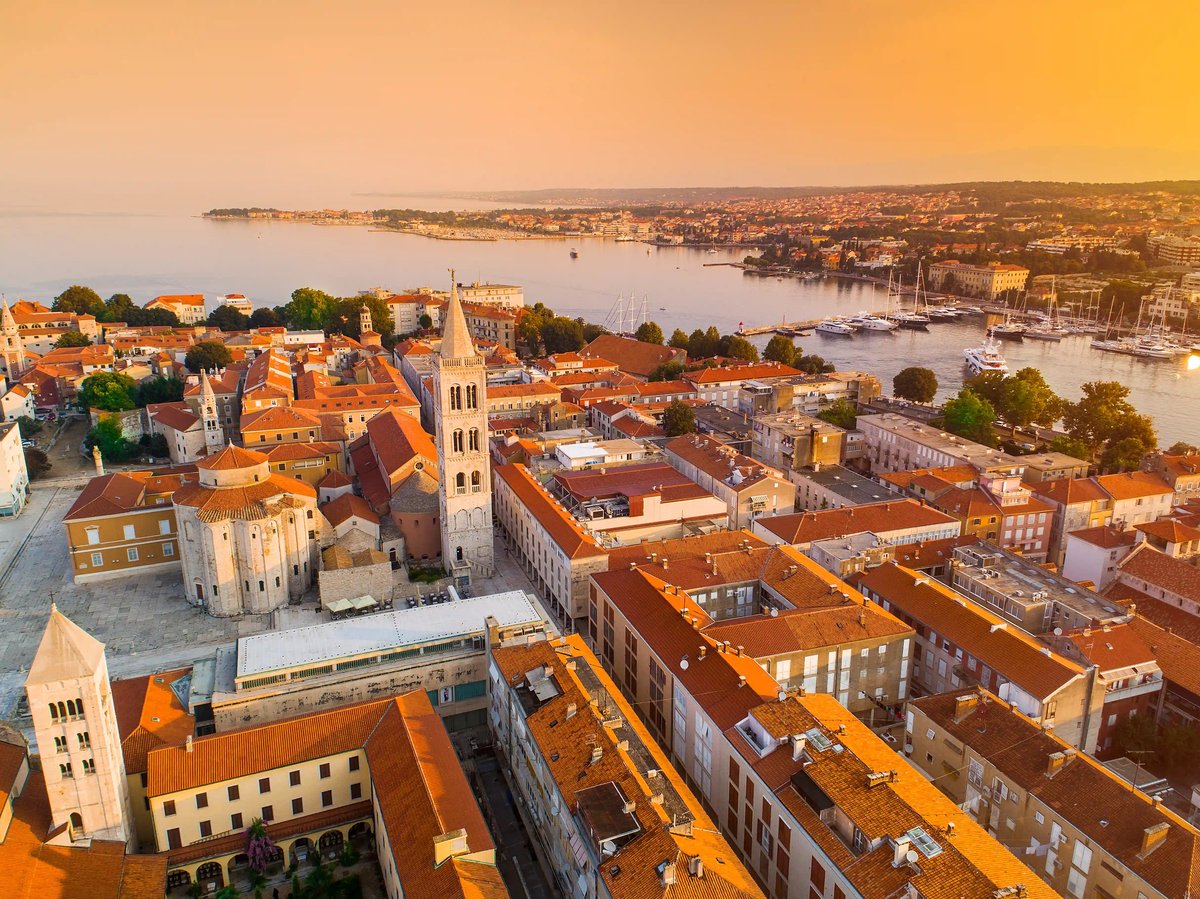 Luftaufnahme der Altstadt von Zadar mit Kirche, Hafenbecken und Adriaküste