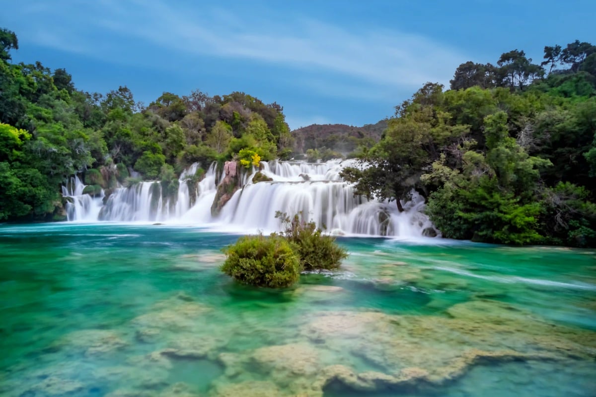 Mehrstufige Wasserfälle im Nationalpark Krka mit smaragdgrünem Fluss und Wald