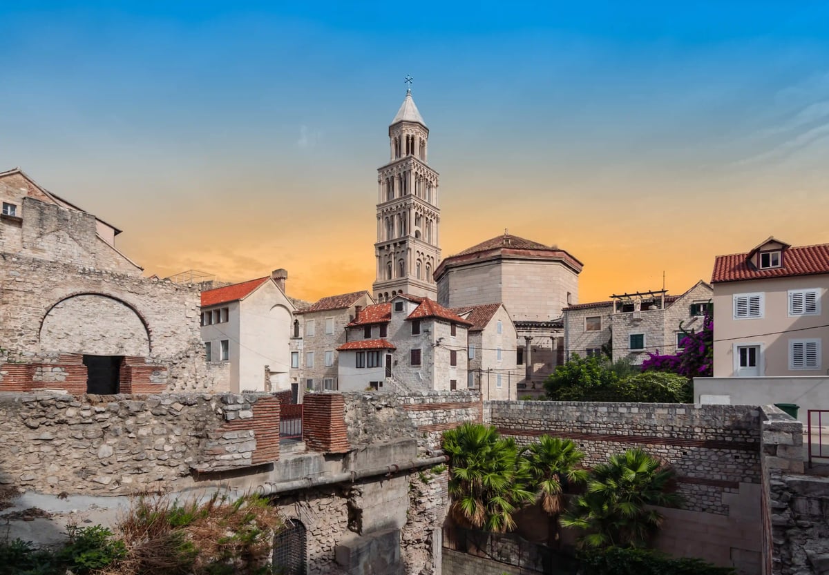 Historische Kathedrale des heiligen Domnius in Split bei Abendlicht