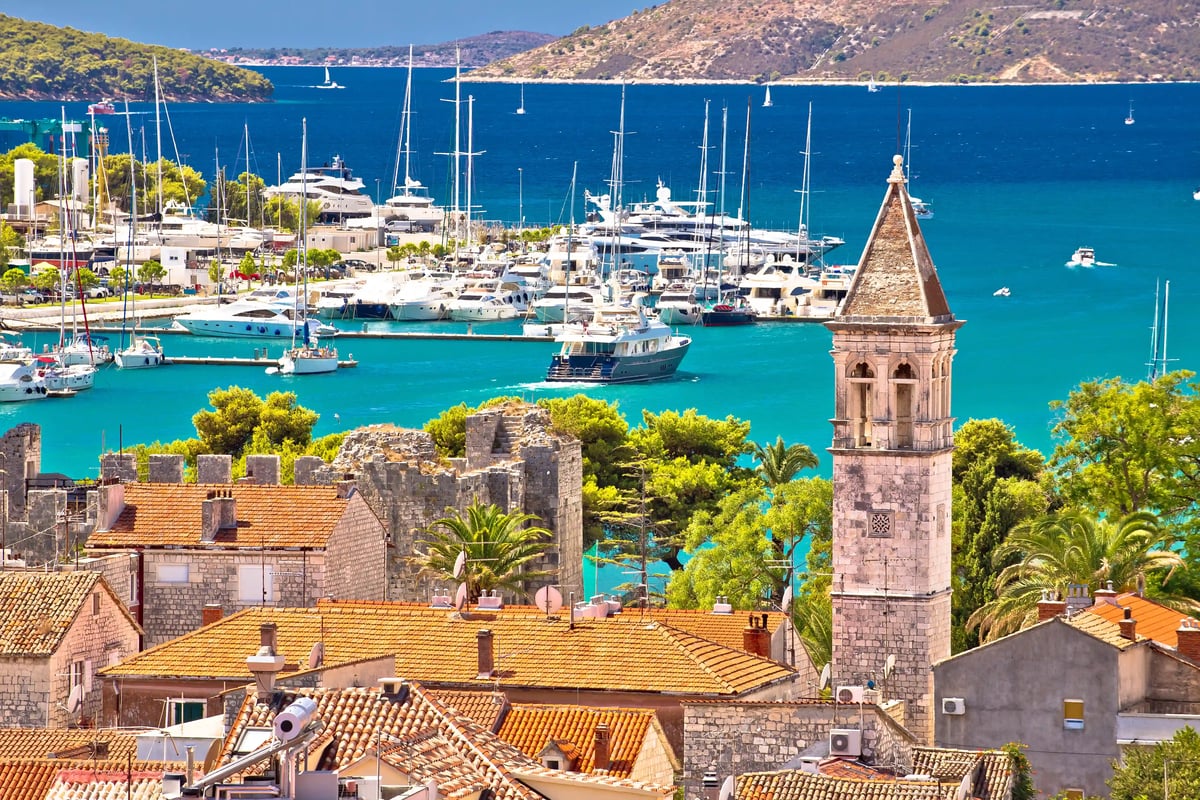 Blick über die Altstadt von Trogir mit Glockenturm und Yachthafen