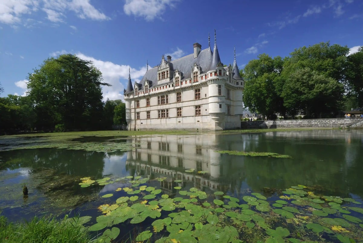 Château Renaissance d’Azay-le-Rideau se reflétant dans ses douves au cœur du Val de Loire