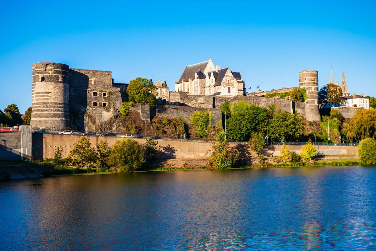 Forteresse historique d’Angers au bord de la Maine avec ses puissantes tours défensives