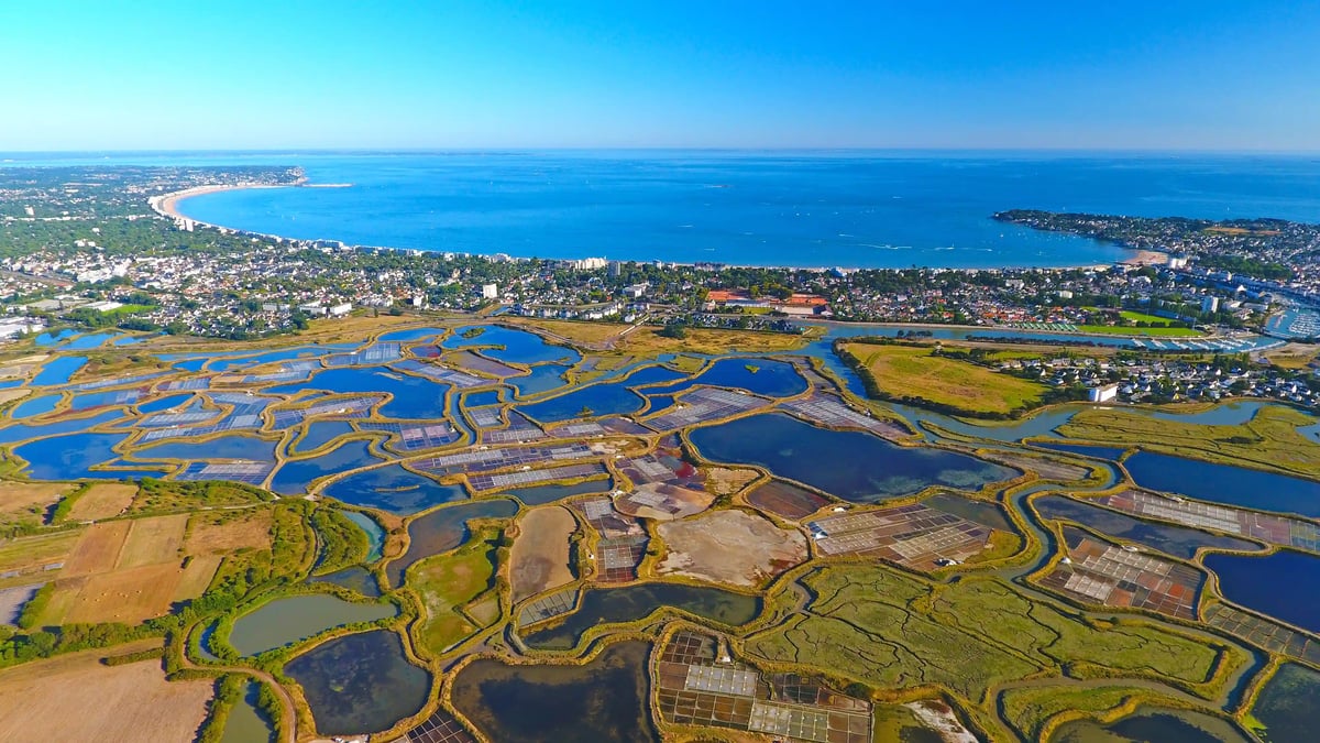 Vue aérienne des marais salants de Guérande sur la côte atlantique française