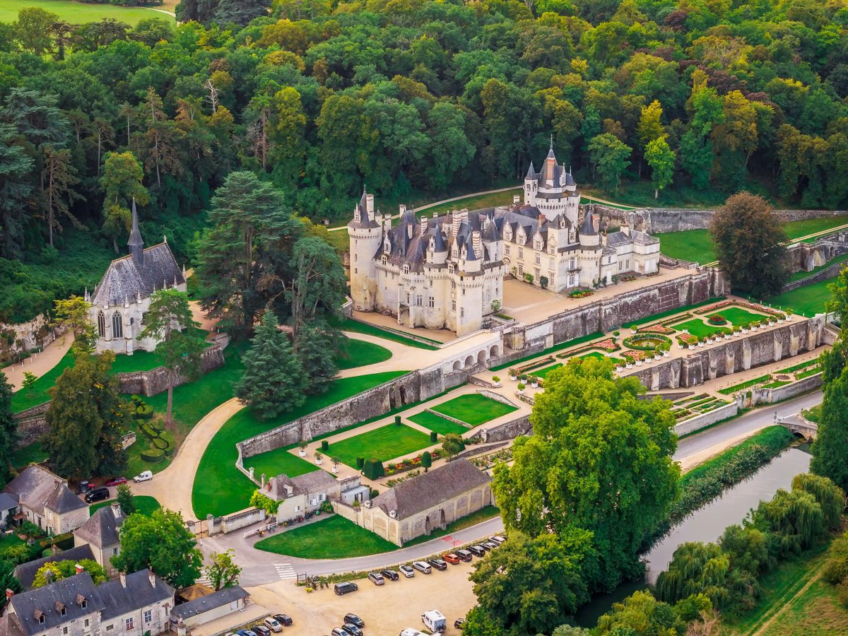 Prächtiges Loire-Schloss mit Gärten und Parkanlage aus der Vogelperspektive