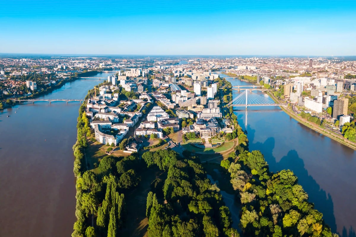 Vue aérienne de Nantes entre les bras de la Loire, ses ponts et ses espaces verts