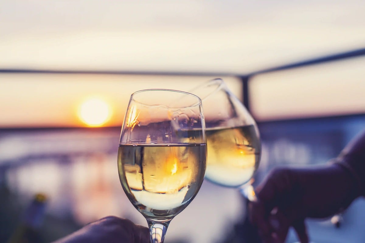 Verres de vin blanc au coucher du soleil dans une région viticole du Val de Loire