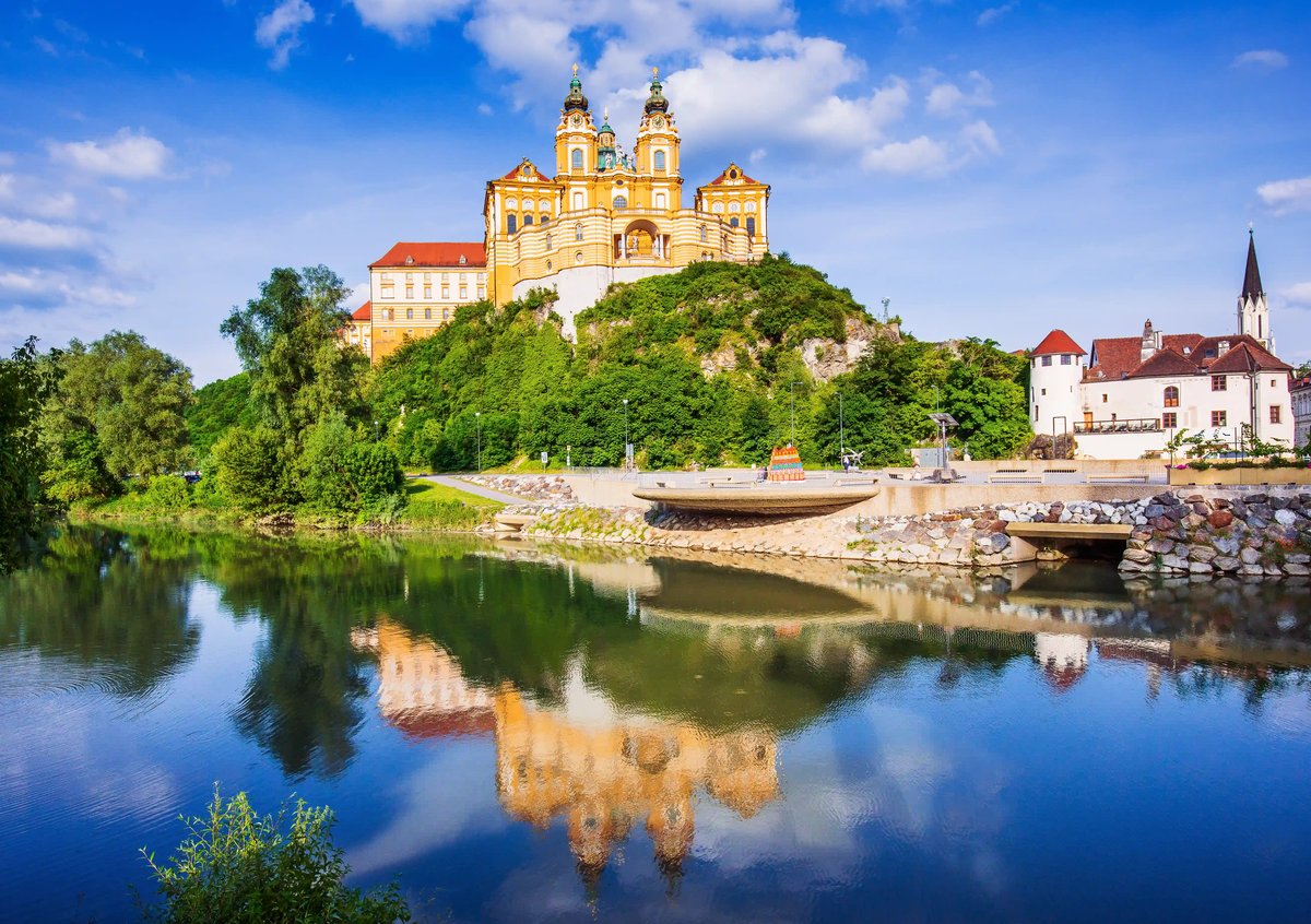 Stift Melk auf einem Hügel über dem Fluss, Spiegelung im ruhigen Wasser