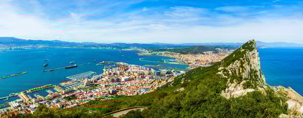 Panoramablick vom Felsen von Gibraltar auf die Stadt, den Hafen und das tiefblaue Meer