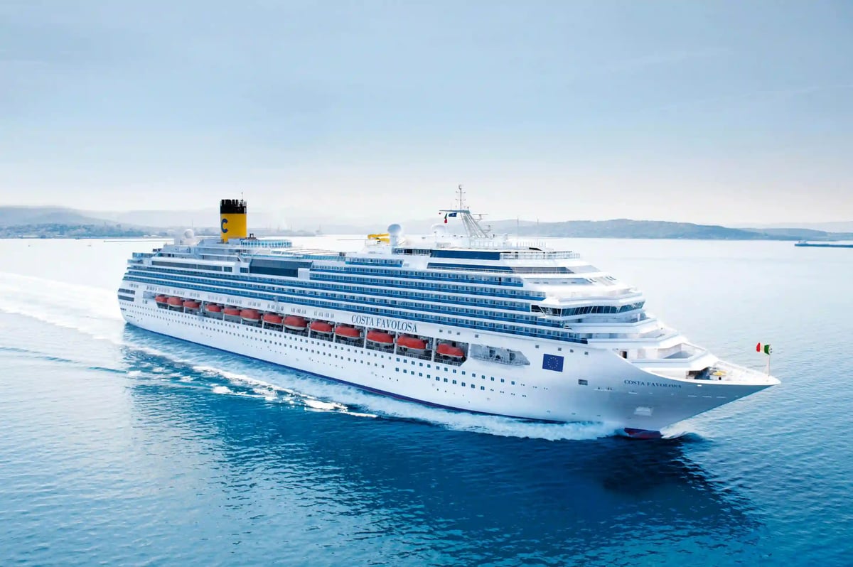 Grosses Kreuzfahrtschiff Costa Favolosa fährt bei ruhiger See über offenes Meer mit klarer Sicht und blauem Himmel