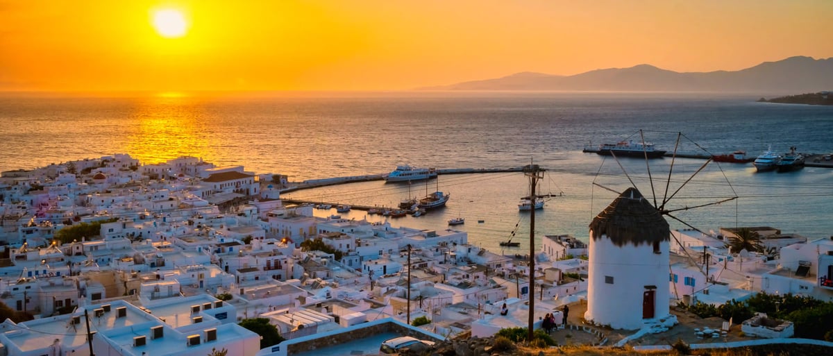 Maisons blanches de Mykonos au bord de la mer au coucher du soleil doré