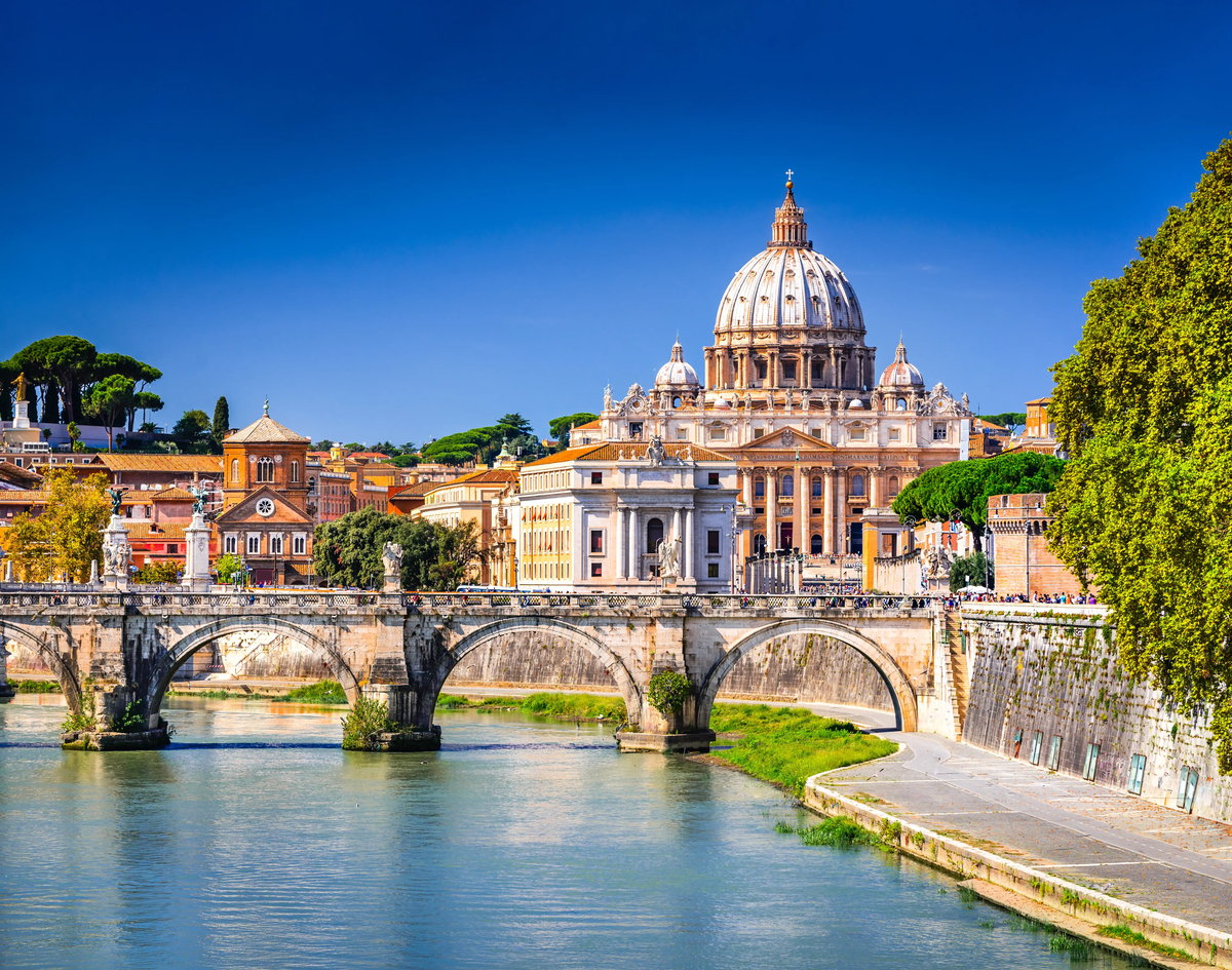 Basilique Saint Pierre à Rome avec pont au premier plan sur le fleuve