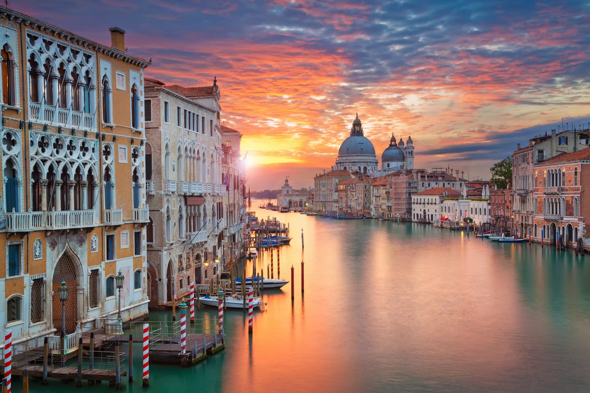 Canal Grande in Venedig bei Sonnenuntergang mit historischen Gebäuden und Booten