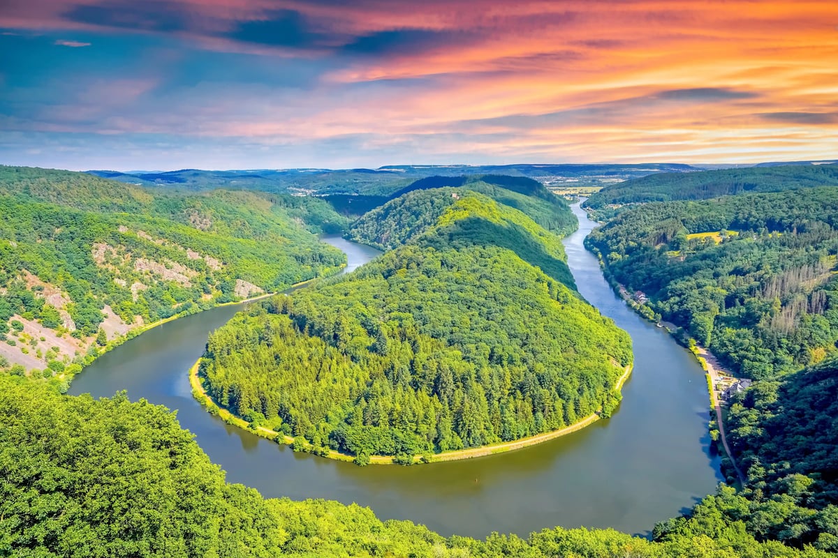Panorama der Saarschleife mit bewaldeten Hügeln und dem Fluss in markanter Schleifenform