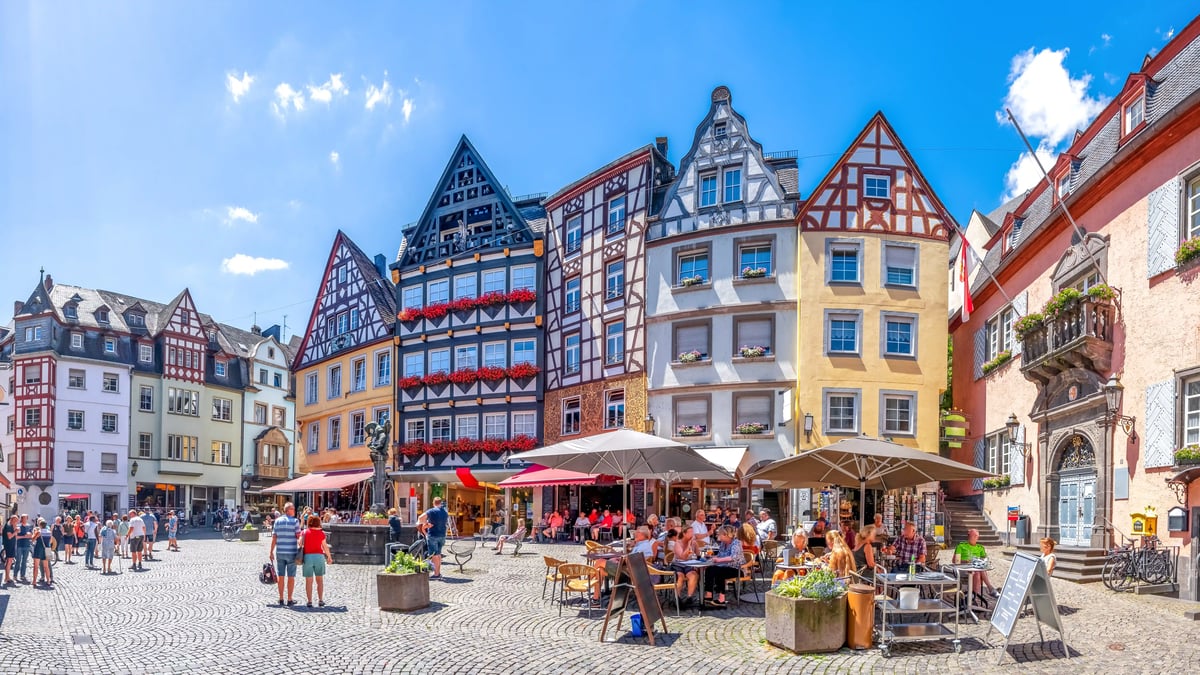 Historischer Marktplatz mit Fachwerkhäusern und Straßencafés in der Altstadt von Cochem