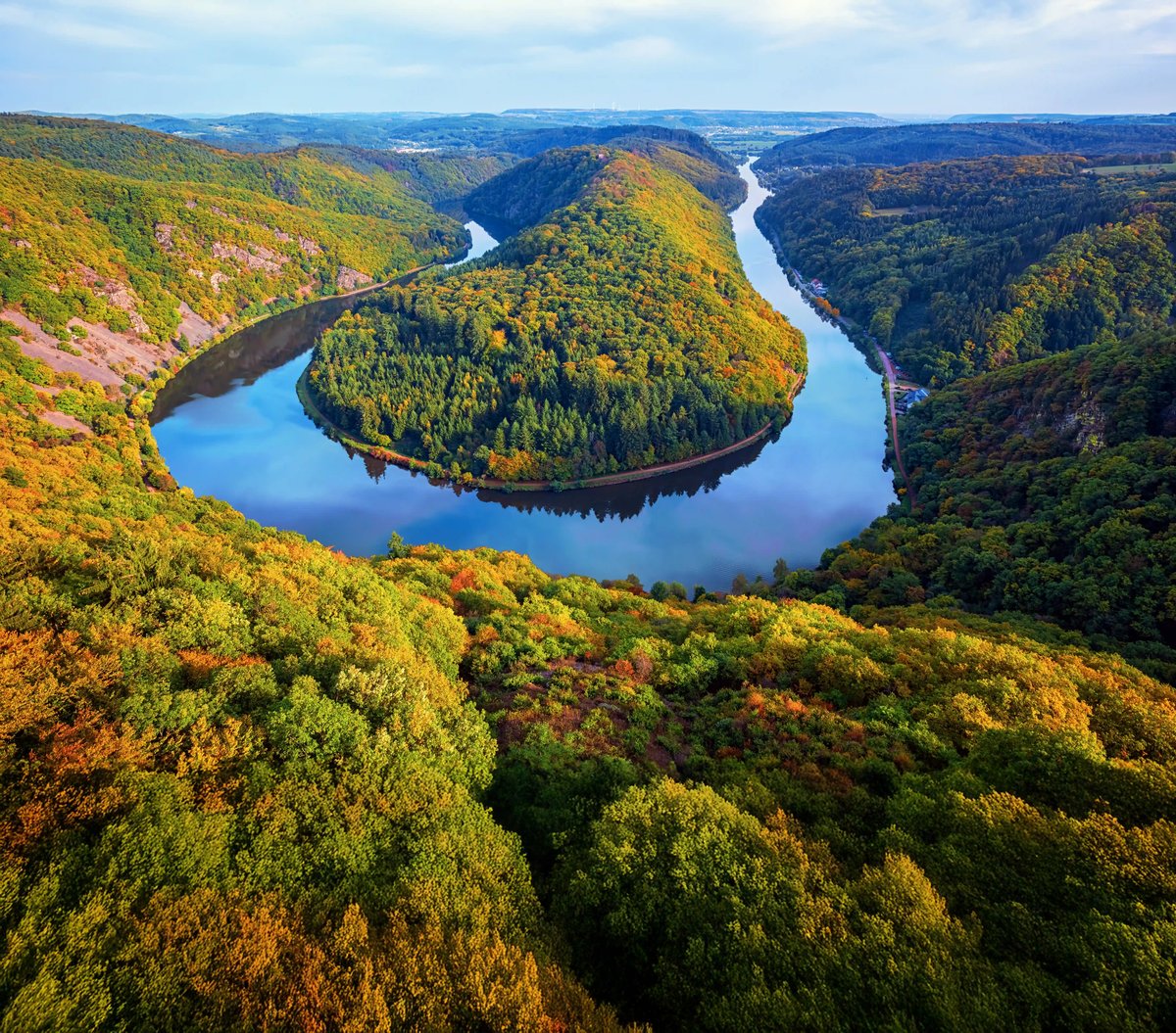 Vue aérienne de la célèbre boucle de la Sarre entourée de forêts denses et de paysages naturels vallonnés